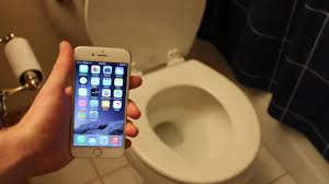 Kenapa Gadget Gak Boleh Dibawa ke Kamar Mandi? Ini Alasan Seriusnya!